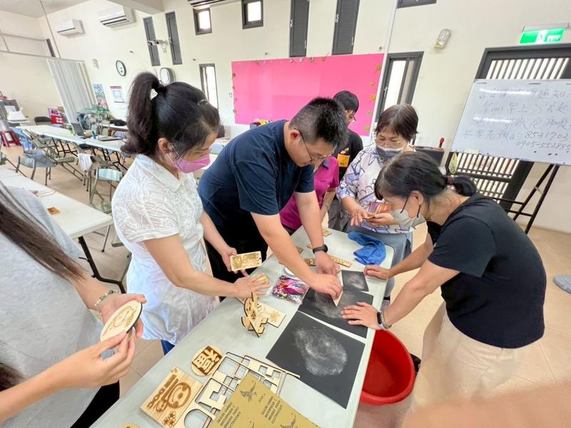 用木板雕刻出作品後，親自將作品做邊角的打磨、上油保護，超級有成就感的!!!