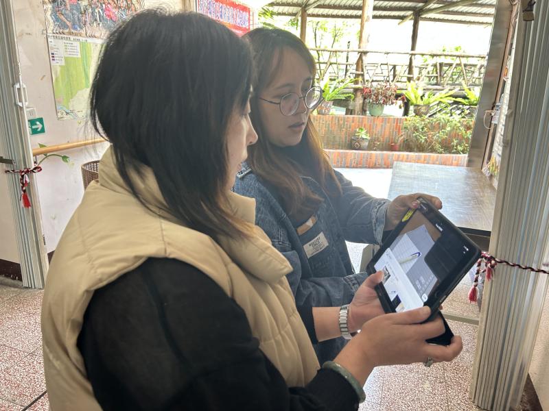 學員之間也自然形成互助的小圈圈，有經驗的學員會主動協助他人.