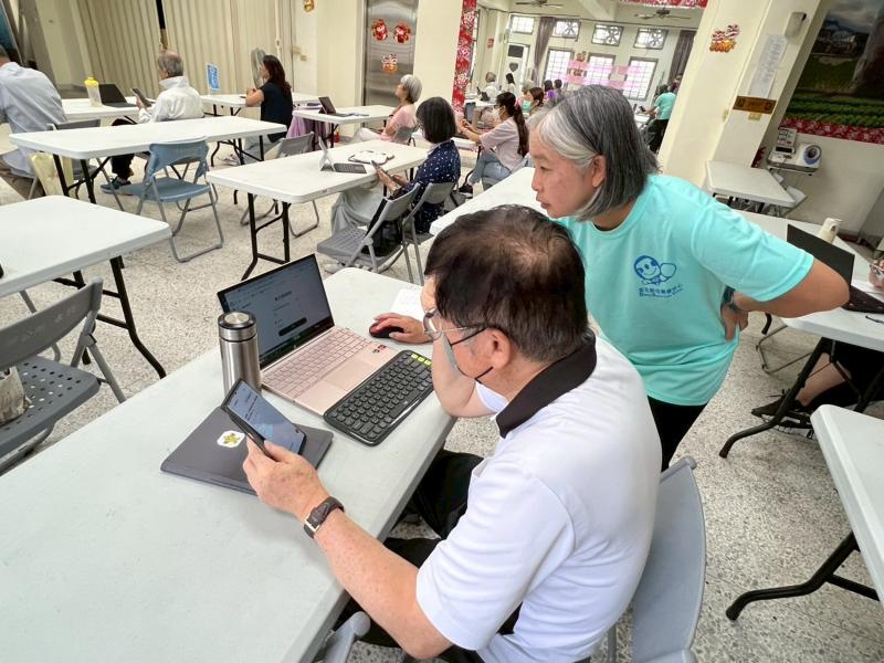 學員下指令時，把筆電和手機都一起用上了呢!!