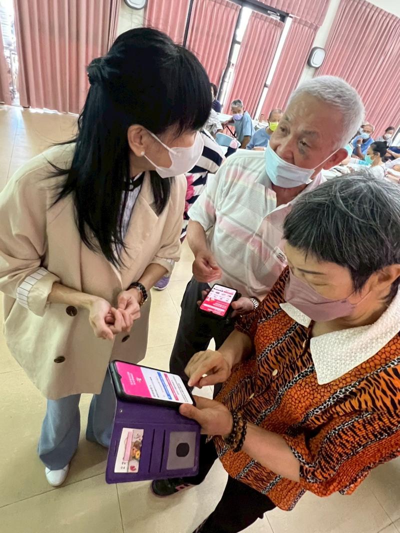 長輩學員們很開心地學習如何線上點餐