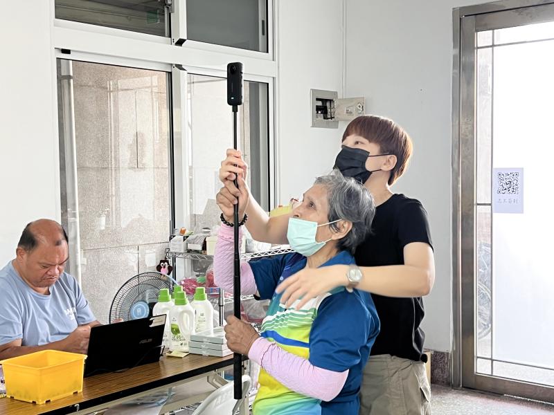 長輩體驗全景相機操作，趣味盎然