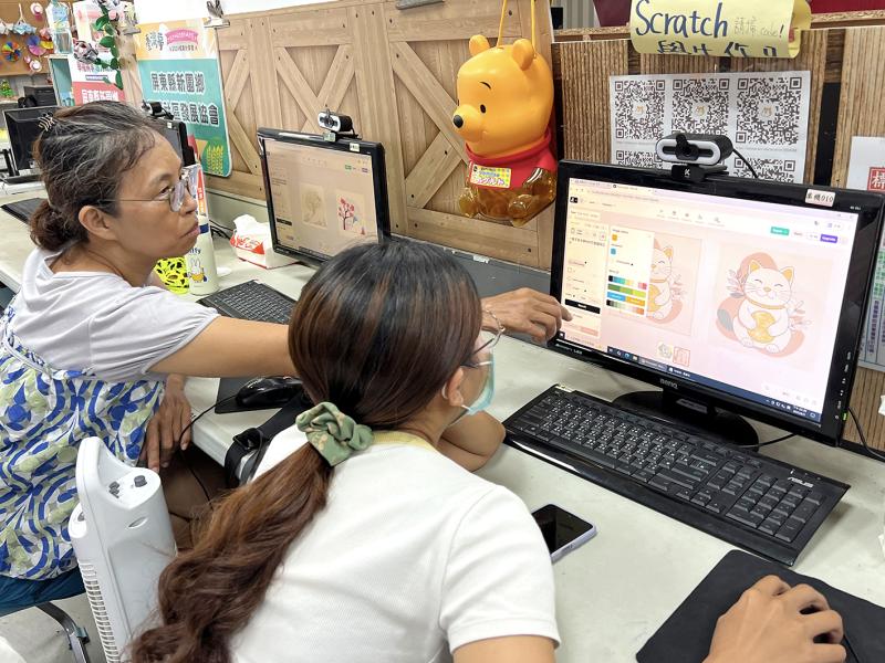 學員們熱烈交流與討論角色的色彩搭配與應用，彼此激盪出更多創意發想與設計靈感，展現豐富的想像力與表現力。