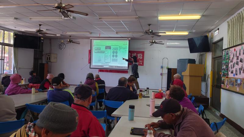 講師賣力講解健保快易通APP的方便性，希望老人家能同家人共享所學