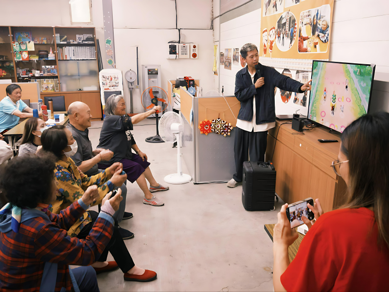 長者們配戴智慧手錶體驗遊戲