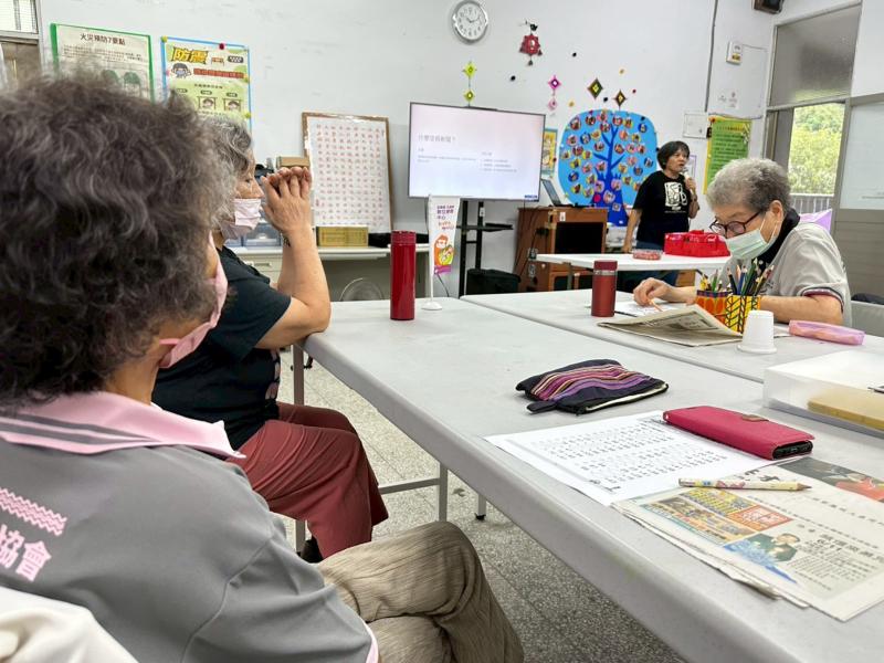 學員認真聆聽講師上課內容