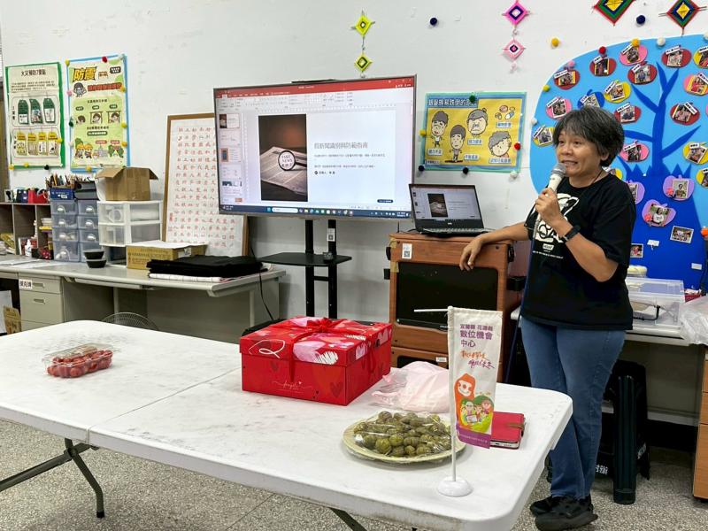 講師認真介紹關於假新聞的分辨方式