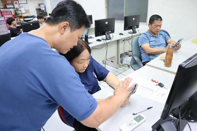 安琪老師為學員個別指導AI程式應用