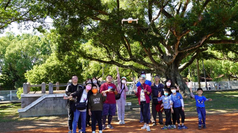 講師為學員示範空拍機的拍攝操作方法，並跟學員們合影一張。