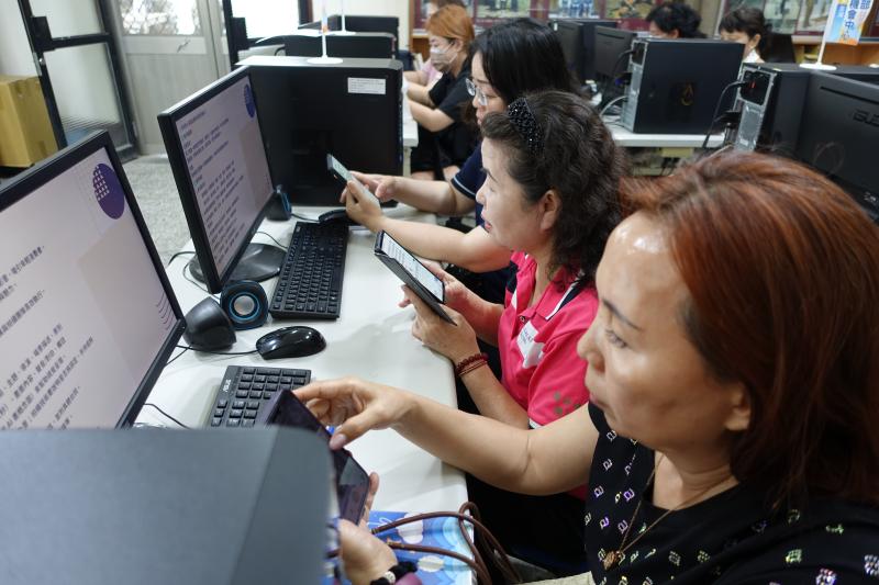 三位學員也在試著用AI生成腳本。