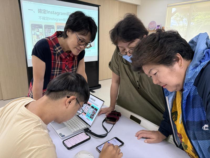 講師為學員解決疑難