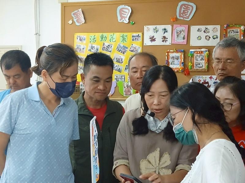 蔡愛清老師教導學員如何利用手機APP,將過去拍攝的照片進行後製與創作。