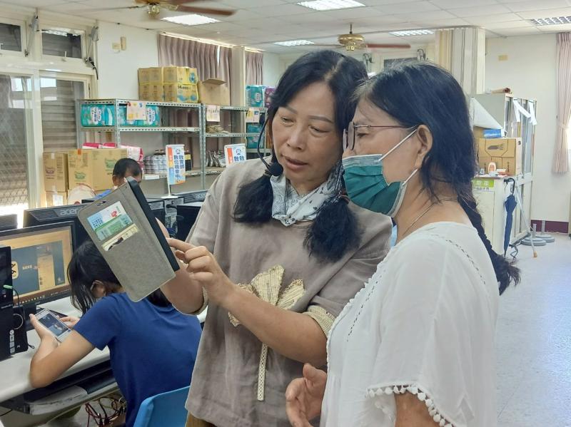 蔡愛清老師熱心回應,親自使用學員的手機一一示範操作步驟。