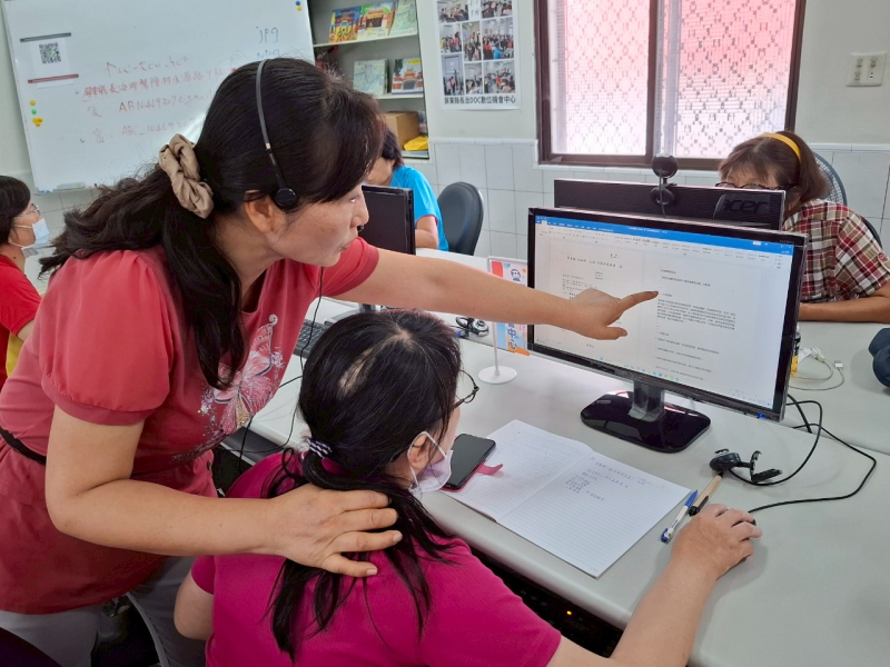 講師一對一指導學員操作文書格式，強化實作理解與應用能力。