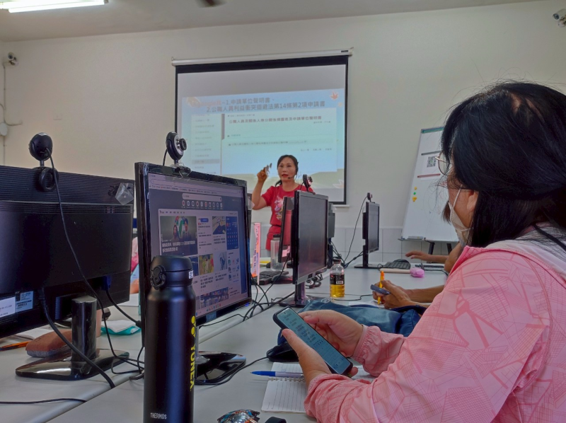 講師以簡報說明申辦流程，學員同步使用電腦與手機操作練習。