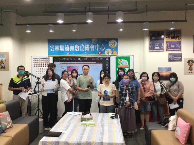 課程結訓學員與講師拍大合照