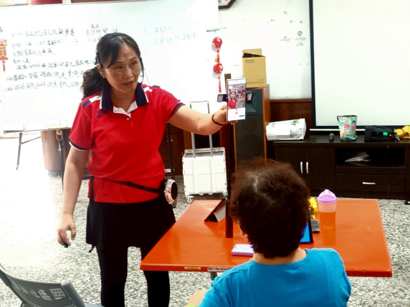 講師示範手機拍照功能，現場引導長者掌握構圖與拍攝技巧。