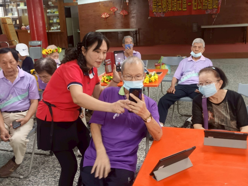 講師指導長輩拍攝後進行AI剪輯操作，學習記錄並美化生活影像。