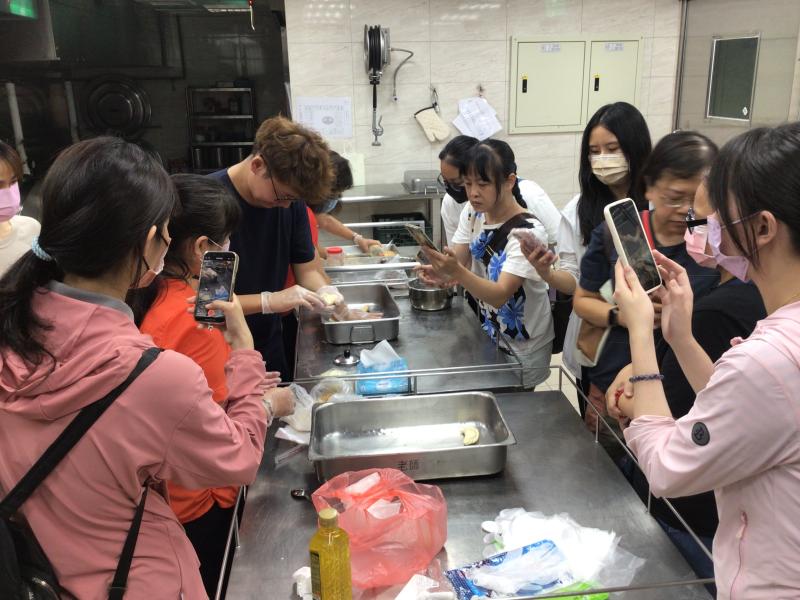 學員練習手機拍攝