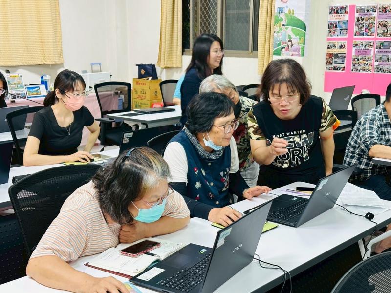 這次來上課的同學都很認真學習,也都主動會協助還不太會的同學,這樣的上課氛圍真的好棒。相信大家都收穫滿滿