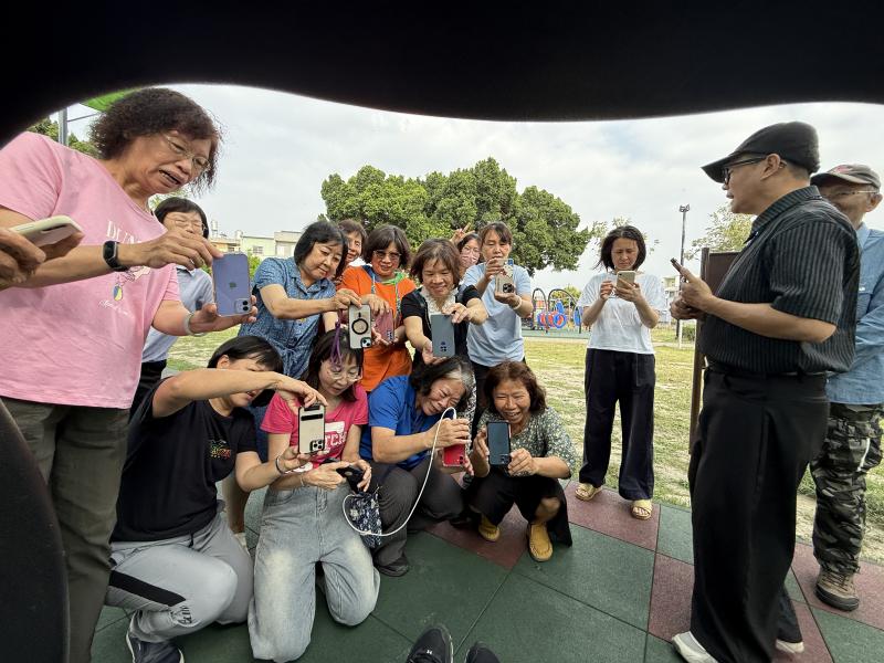 老師帶大家到外拍實作（公園、街景、夕陽場景）構圖與色彩運用  拍攝溝通與引導技巧，有任何拍攝問題都可以及時請教老師指導  同學們都超級認真學習的啦 ！
