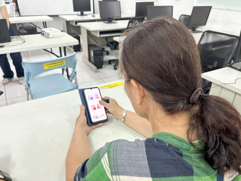 學員聆聽在地故事，使用手機串流，體驗聲音的魅力