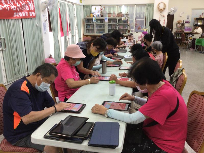 學員認真學習畫面