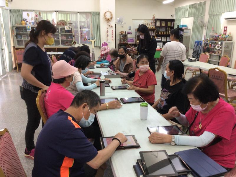 社區志工投入長者資訊課程學習行列