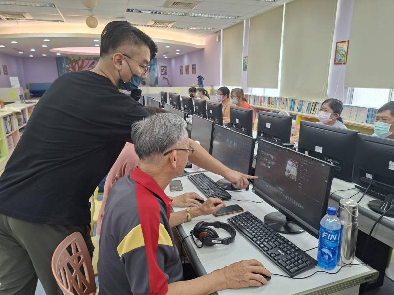 講師陳文凱指導學員解決問題