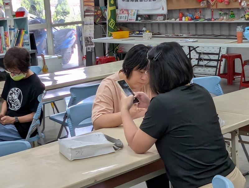 學員們認真上課