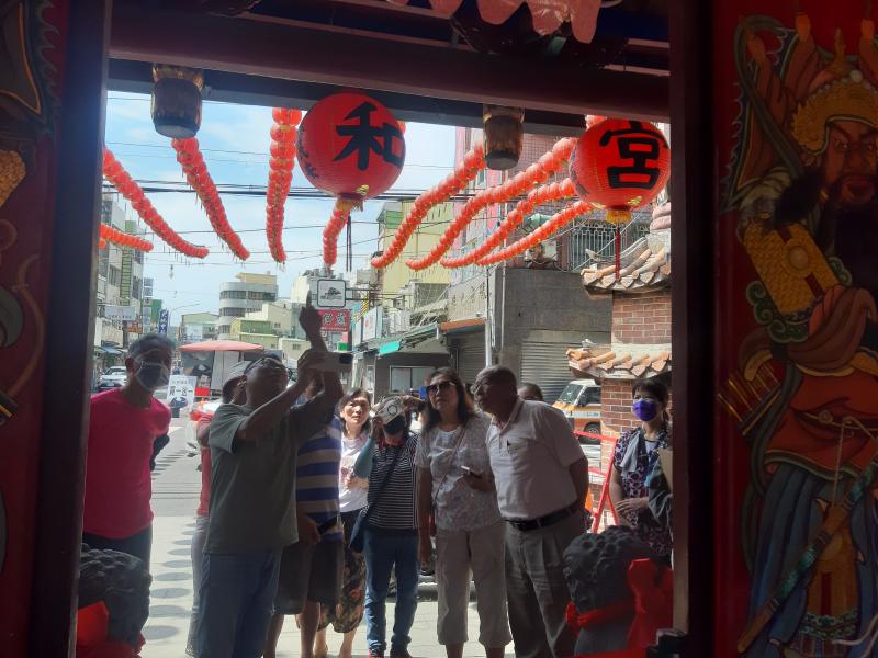     第二堂課,講師帶領學員們到二林古蹟仁和宮進行實地拍攝,在教學示範中,講師帶著學員從正殿外的牌樓開始拍攝,講解如何用對稱構圖、線條引導與光影變化，讓每一張照片都更有故事感。