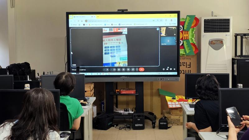 透過 Google Meet 直播取貨流程。