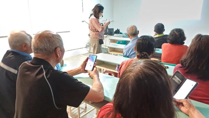 老師在椒學生怎麼使用手機