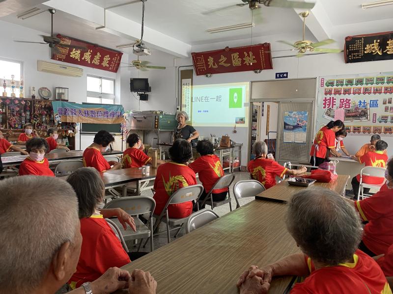 樂齡E學習-社群基礎應用全攻略-封面照