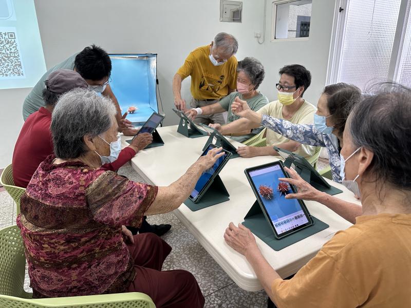 長輩也能玩出專業感~拍照、修圖這些事,阿公阿嬤一點也不輸年輕人~在課堂上大家拿著平板認真操作,互相討論怎麼拍才有fu,有人還一邊學一邊教朋友,超有活力!