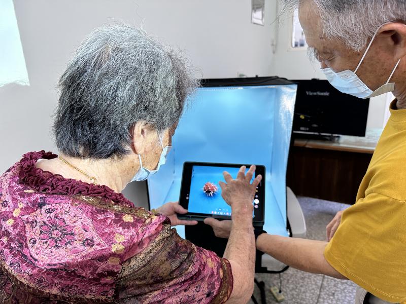 拍自己的作品,成就感滿滿~ 有了攝影棚小型拍照燈箱的加持,長輩們開始動手拍攝精緻小物——今天的主角是美麗的海邊貝殼!學員不只學會對焦、取景,還能即時在平板上修圖,看到自己的作品被「變美」,自己都忍不住笑出來~我也太厲害了吧