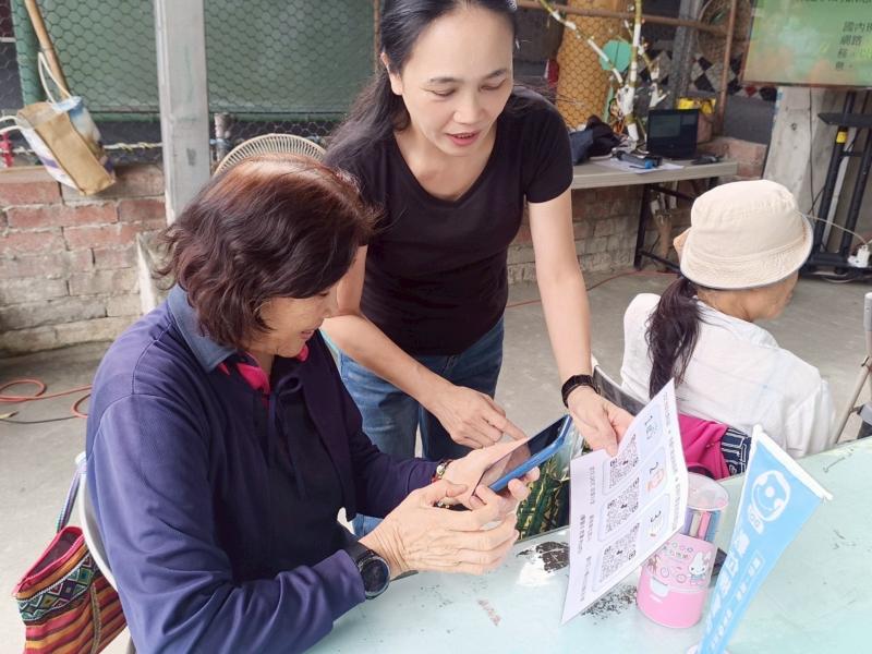 講師協助長者使用平板