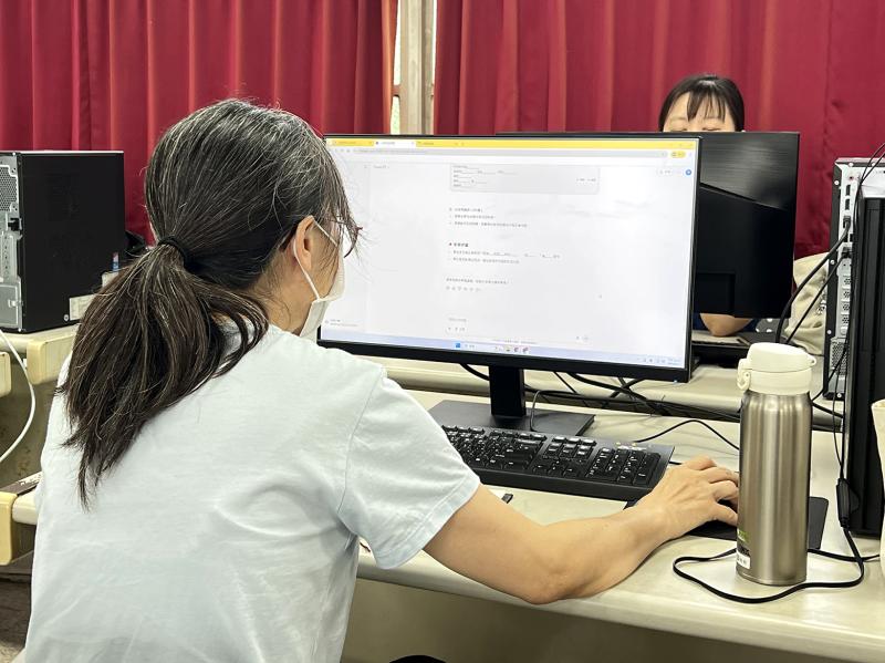 學員實際操作AI文字工具，透過反覆提問與調整，引導AI產出更精準、貼近需求的簡報架構。