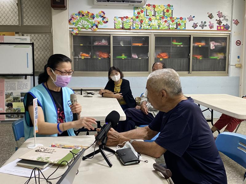 DOC執行秘書與興仁社區長者為學員們示範錄製podcast。