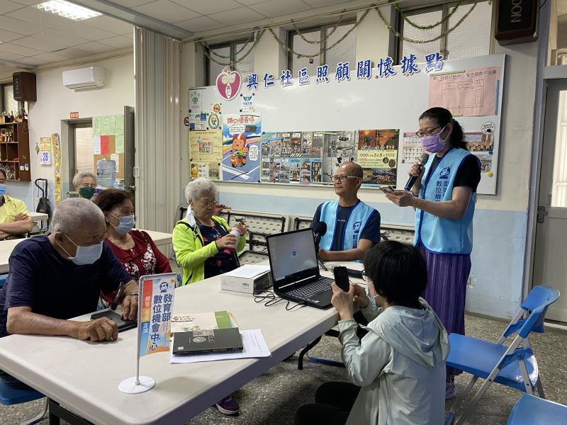 民眾和長輩主動嘗試藉由麥克風來說說話，真是好學願意嘗鮮。