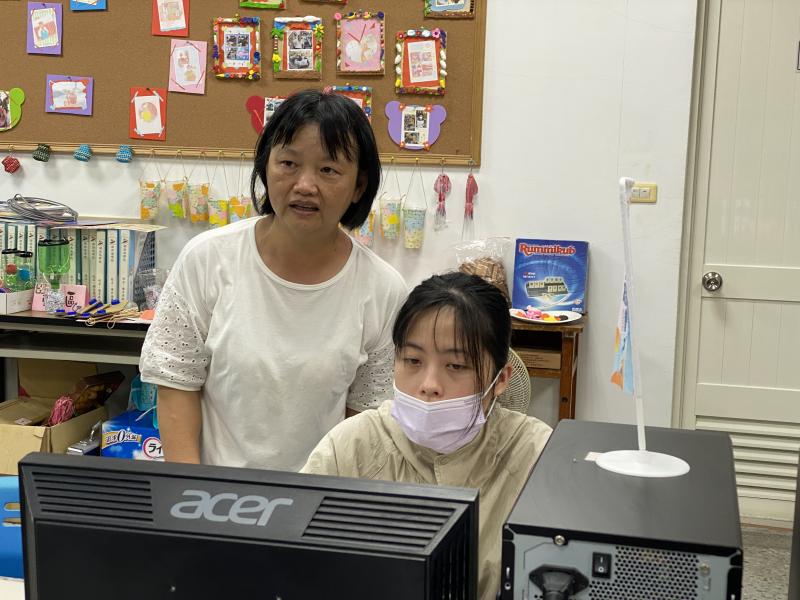 學員和DOC數位幫手，彼此討論來完成開澎舉人-辛齊光的繪本故事。