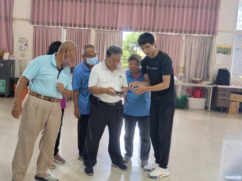 講師不厭其煩地跟學員們講解空拍機的操作方式，與每一個按鍵的功能，詳細操作