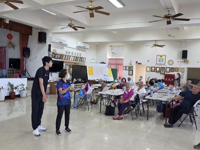 學員們充滿期待與喜悅，興奮地體驗空拍機操作，驚嘆科技的魅力。