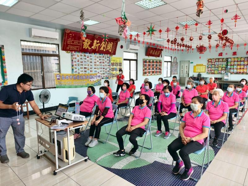 講師課堂介紹智慧運動工具。