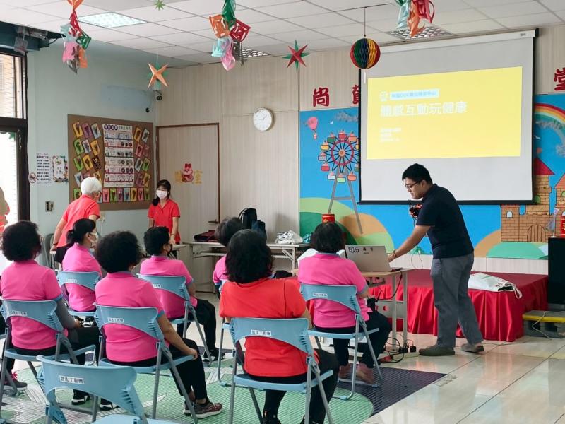 介紹運動裝置手機平板使用，帶給社區長輩正確健康保健及線上資源。