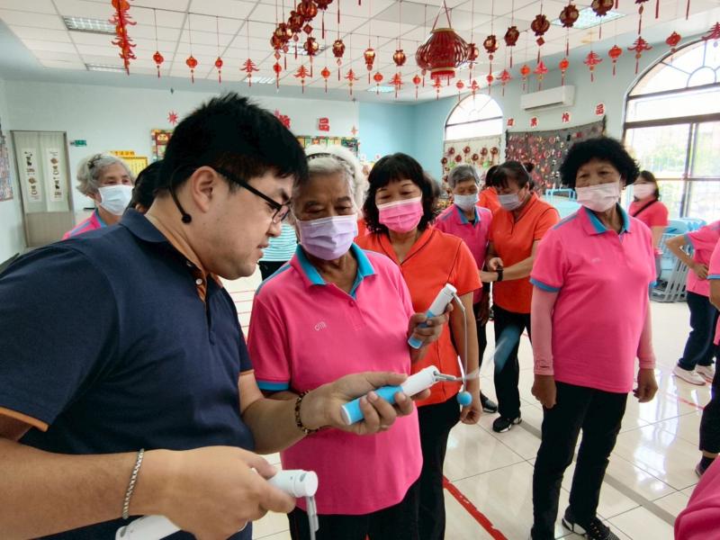 幫助社區長輩了解壓力與健康的密切關聯，我們透過一場體感課程，與長輩充滿互動。