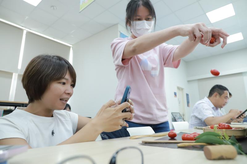 學員實際操作食物的擺拍