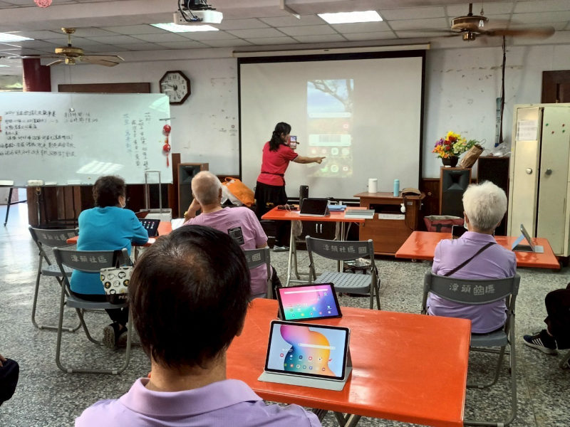 講師示範影片編輯流程，帶領學員學習剪輯與素材應用技巧。