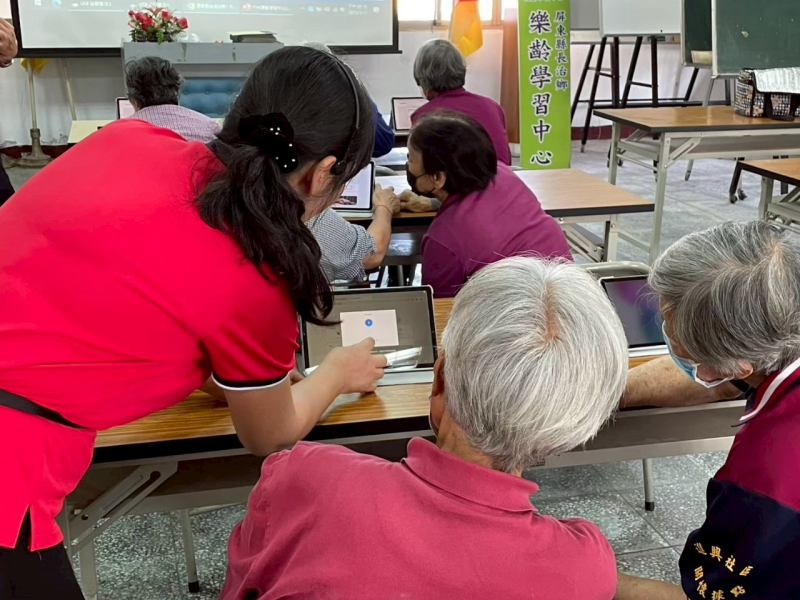 講師一對一教導學員操作平板剪輯影片，加強實作與理解能力。