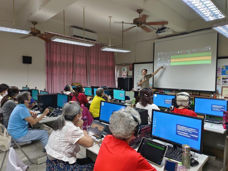 講師說明如何將不同樂器放入音軌編排音樂