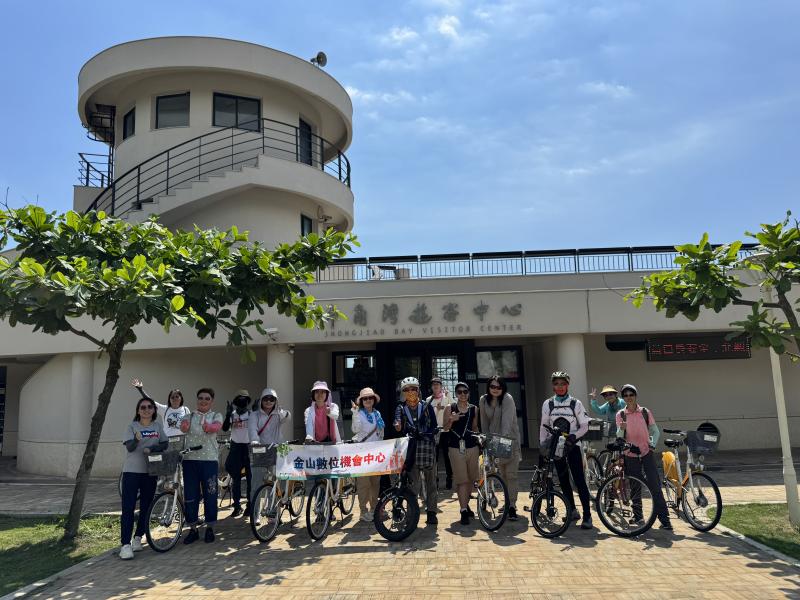 當學員們騎完單車、練習完 Insta 360拍攝後，全部集合在一起舉旗拍照留念。